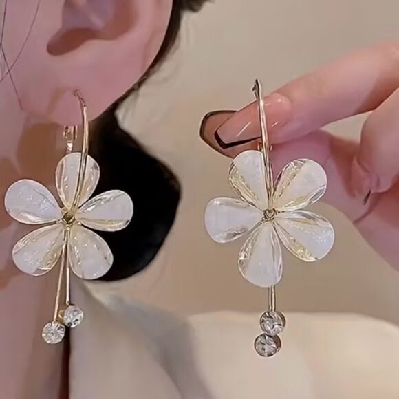 🌺 Betsey Johnson Stunning & Elegant Crystal Floral Gold and Cream Earrings 🌺 - Picture 6 of 7